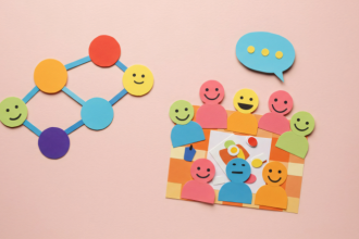 Comunicação assertiva com neurodivergentes exige escuta ativa, clareza e empatia para fortalecer vínculos entre família e escola, com orientações de Alexandre Costa Pedrosa.