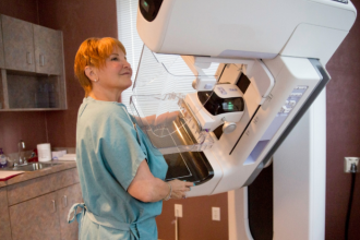 Em campanhas de conscientização sobre mamografia, Vinicius Tadeu Sattin Rodrigues analisa quais estratégias realmente funcionam para ampliar o acesso ao exame e salvar vidas.