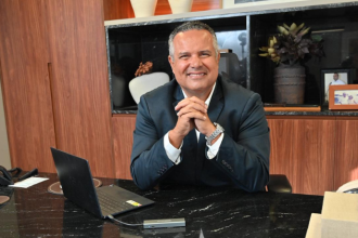 O rebaixamento do lençol em obras urbanas exige análise técnica para mitigar riscos na superfície, afirma Elmar Juan Passos Varjão Bomfim.