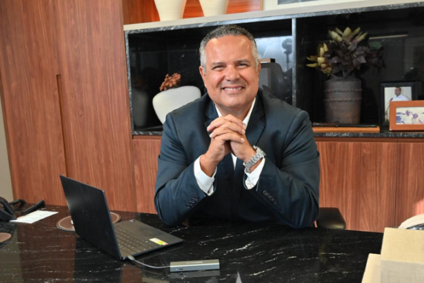 O rebaixamento do lençol em obras urbanas exige análise técnica para mitigar riscos na superfície, afirma Elmar Juan Passos Varjão Bomfim.