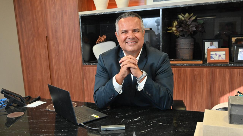 O rebaixamento do lençol em obras urbanas exige análise técnica para mitigar riscos na superfície, afirma Elmar Juan Passos Varjão Bomfim.