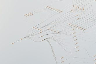 Ilustração abstrata de uma rede neural digital com conexões e fluxos de dados em tons azuis.