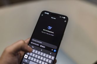 Smartphone exibindo a interface de um chatbot de inteligência artificial em close-up.