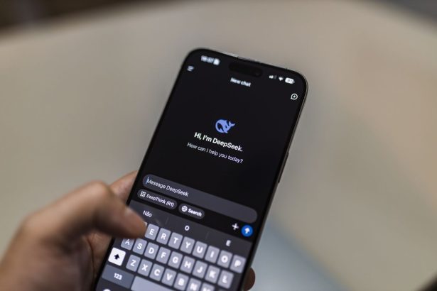 Smartphone exibindo a interface de um chatbot de inteligência artificial em close-up.