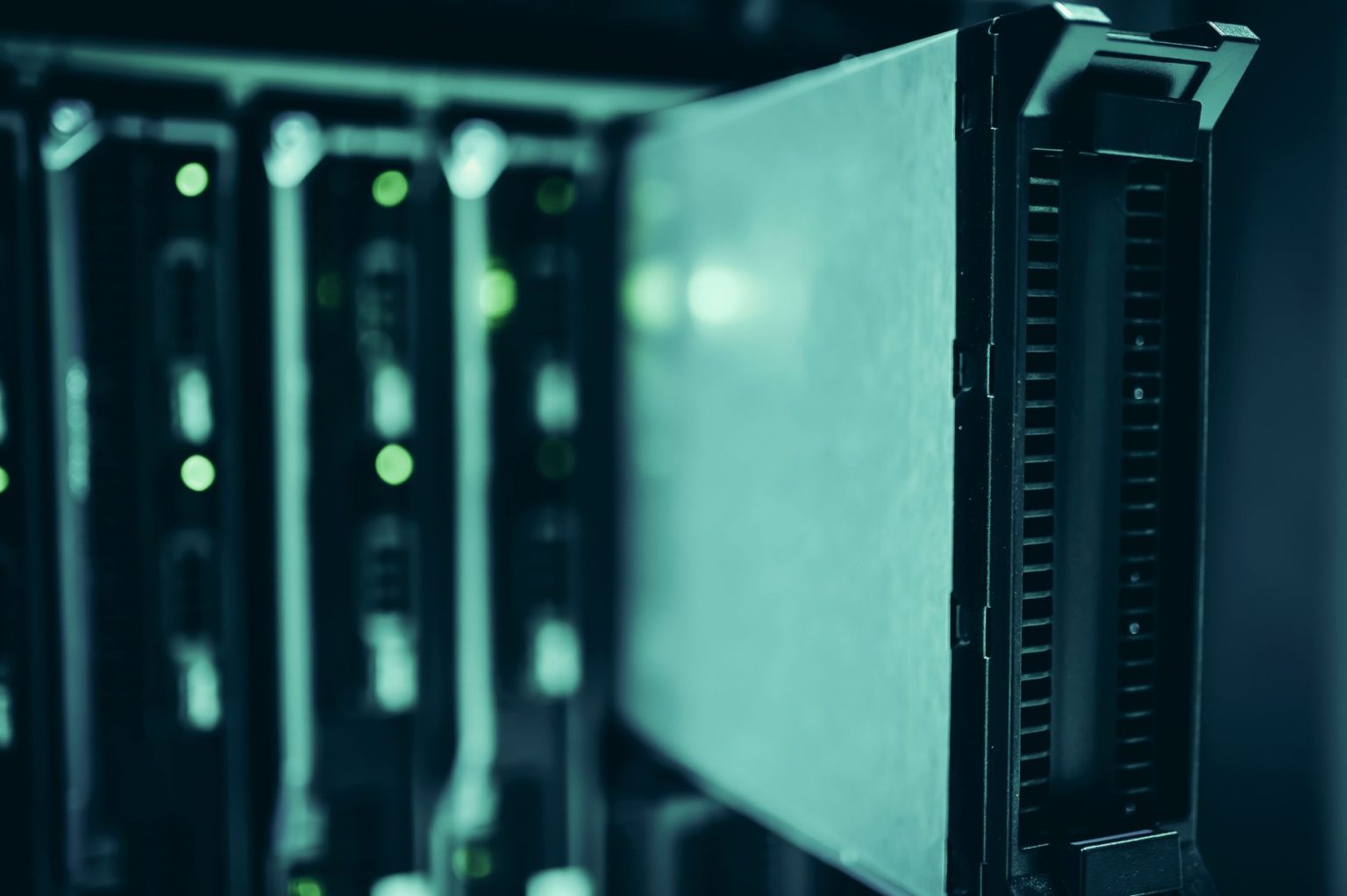 Fileiras de servidores em um data center moderno, iluminadas em tons de azul
