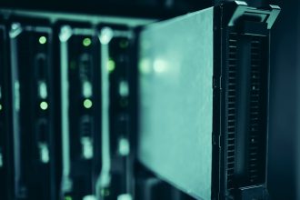 Fileiras de servidores em um data center moderno, iluminadas em tons de azul